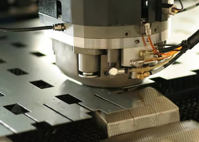 Высокоточная штамповка листового металла с ЧПУ