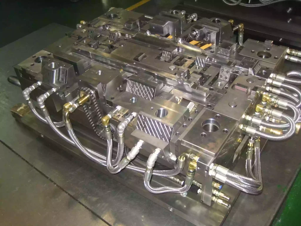 Пресс форма для литья пластика под давлением