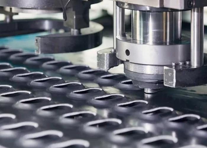 Процесс штамповки пуансон